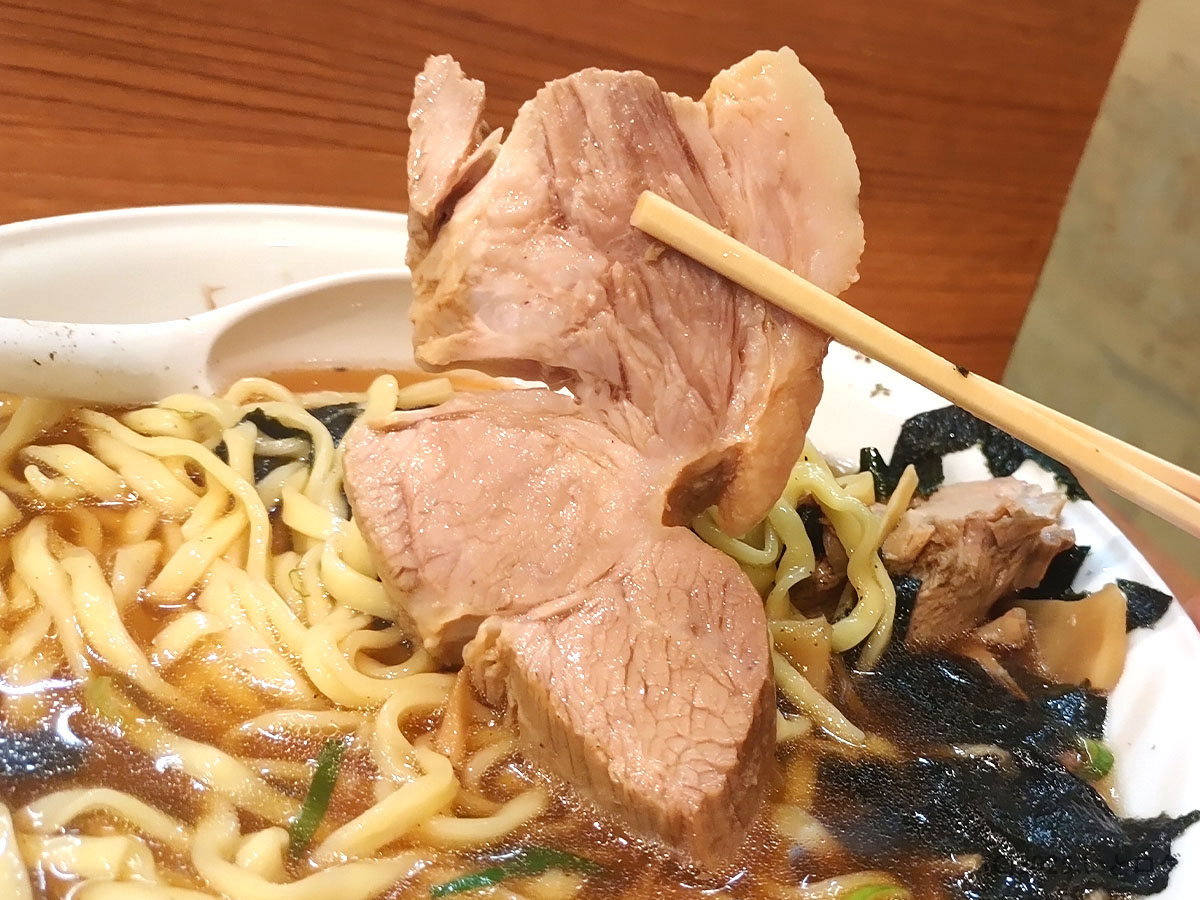 新宿 ラーメン 満来 ほりうち系らしい分厚いスライスチャーシュー。食べ応えのある堀内ラーメン。
