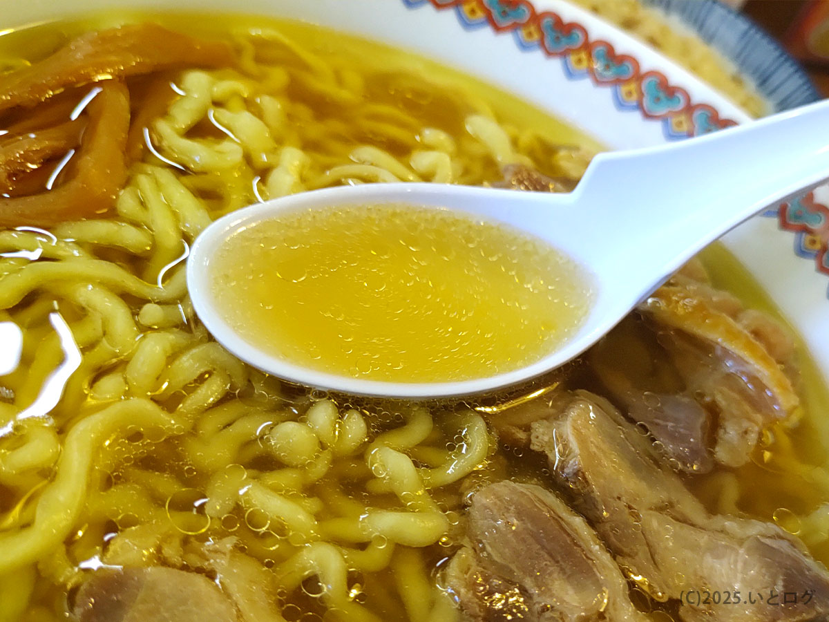 「中華そば 嘉一」の黄金色に輝くスープ。鶏の旨味と香味油のコクが美しく映え、仙台のラーメンファンに愛される味わいを象徴している。嘉一本店直伝の清湯系スープ。