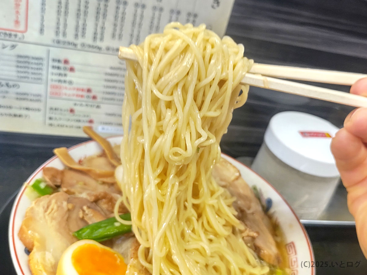 中華そば みずさわ屋の細ストレート麺を箸でリフト。つややかな麺線がスープをまとい、仙台・愛子の名店の実力を感じさせる一枚。