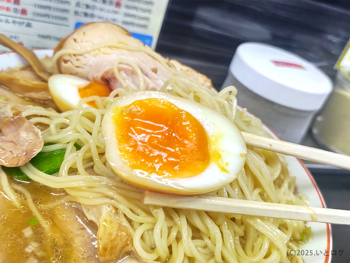 水沢屋の人気メニュー・中華そばの味玉。とろりとしたオレンジ色の黄身が美しく、スープとの相性も抜群。仙台で愛される理由が伝わる一品。
