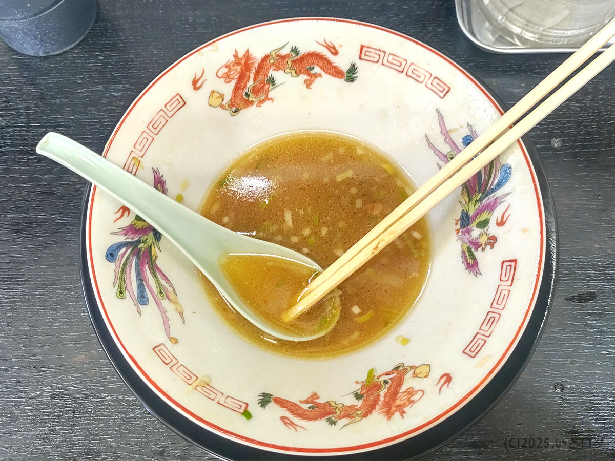 中華そばを食べ終えた後のみずさわ屋の丼。鳳凰と龍の絵柄が印象的で、満足感のある完食シーン。仙台の老舗らしい趣ある器。