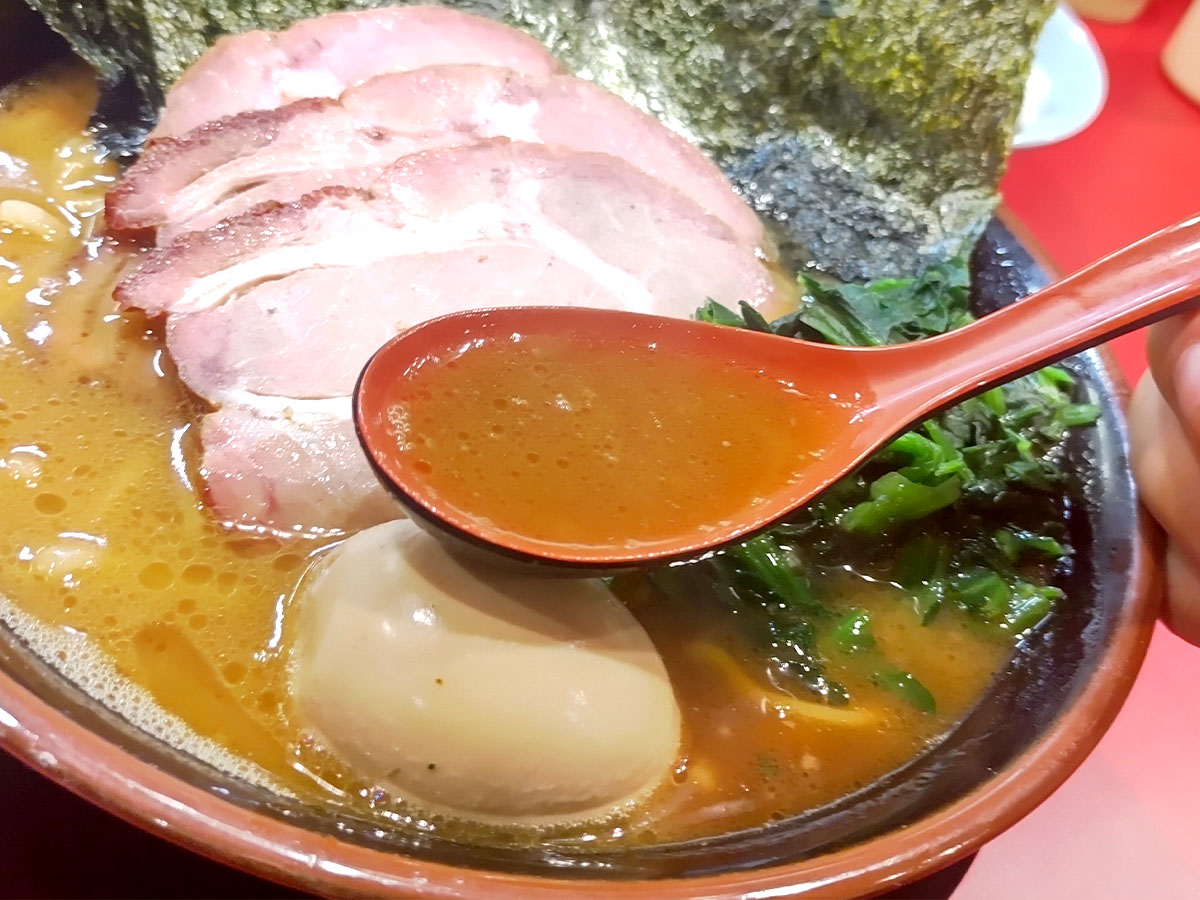 鬼道家の濃厚スープ。豚骨の旨味が凝縮され、王道家直系らしいキレのある味わい。仙台でこの味を再現できるのはここだけ。