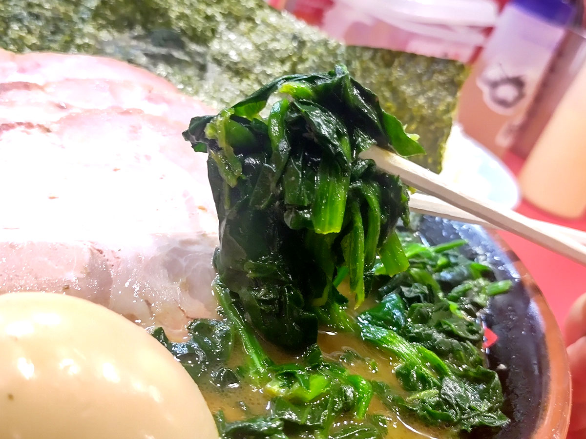 家系らしくたっぷりのほうれん草が主役級。スープに絡めると鬼道家の豚骨のコクが引き立つ。