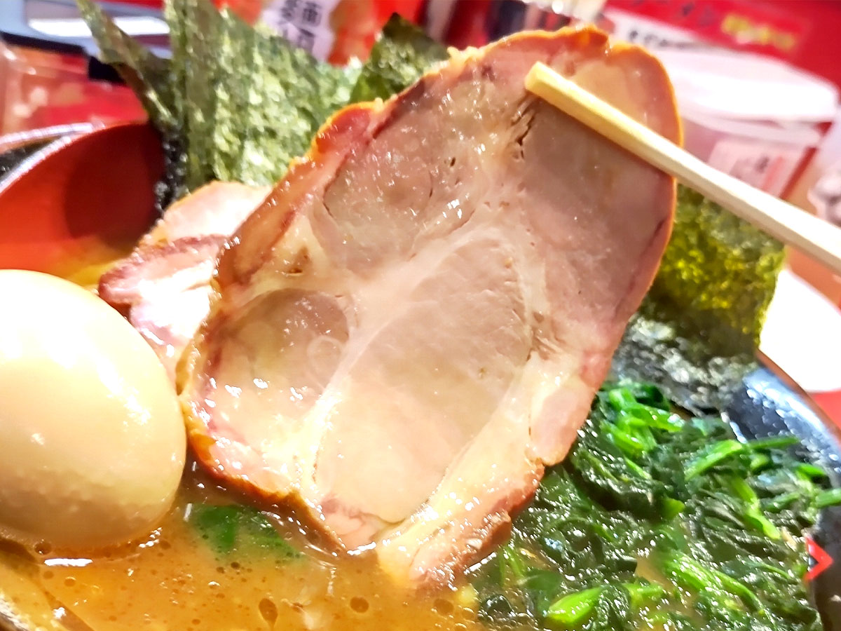 鬼道家の特製チャーシュー。香ばしく炙られ、スモーキーな香りが漂う。仙台で味わう本格的な家系の象徴。