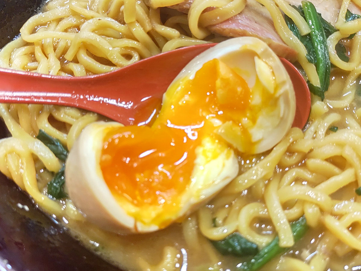 鬼道家の味玉はトロリとした黄身が絶妙。濃厚スープとの相性も抜群で、思わずご飯が進む。