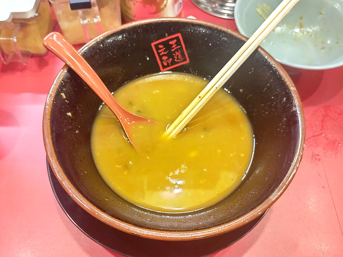 鬼道家のスープをほぼ飲み干した完食後の丼。コク深く後を引く味わいが、そのまま「仙台最強家系」の証拠。