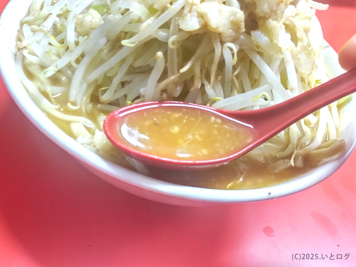 ラーメン二郎仙台店2の乳化スープをレンゲですくったアップ。二郎 仙台 麺量に合わせた濃厚スープ