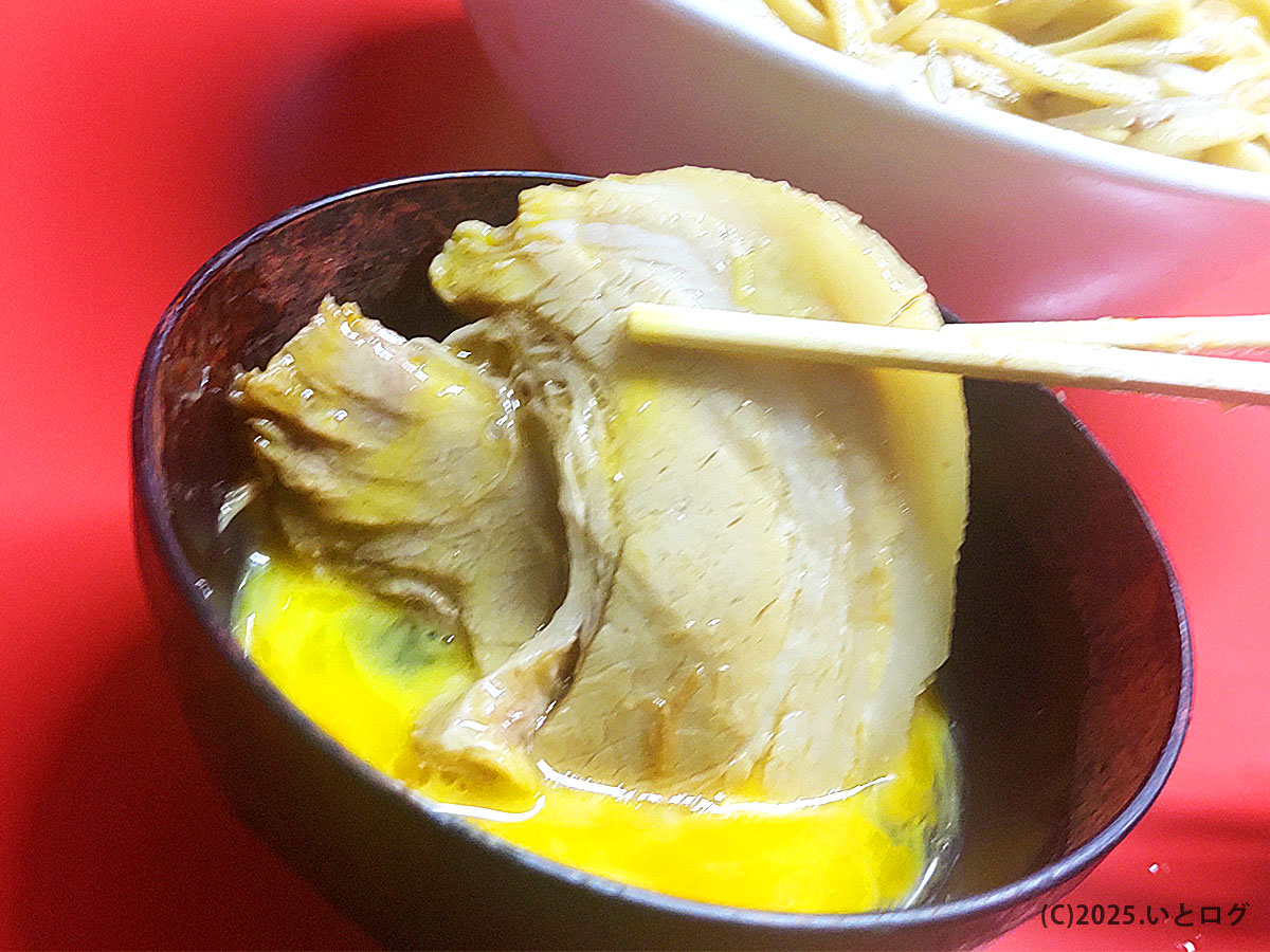 ラーメン二郎仙台の豚を溶き卵にダイブさせる“すき焼き風”カスタム。二郎 仙台 つけ麺や汁なしでも応用可能