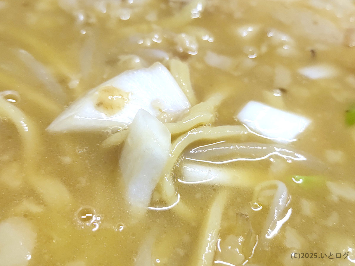 ラーメン二郎仙台店2の極太麺と乳化スープ、刻み玉ねぎトッピングのアップ。二郎 仙台 食券で追加できる無料トッピング