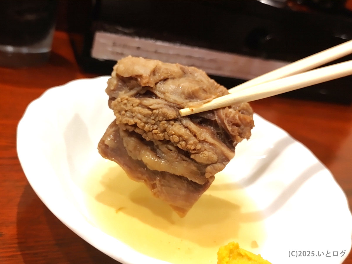 お通しで提供される牛すじ煮込みのアップ。柔らかく煮込まれた牛すじに味が染み込み、仙台の牛タン店ならではの一品。