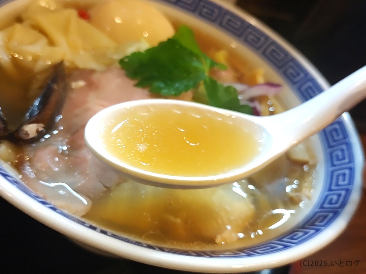 だし廊-DASHIRO 仙台南町通り本店『貝だし塩そば』のスープアップ。黄金色のスープから貝の香りと旨みが立ちのぼる。