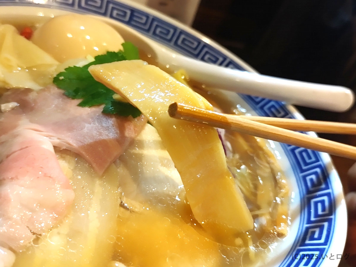 だし廊-DASHIRO 仙台南町通り本店『貝だし塩そば』のメンマ。上品なだしを吸った穂先メンマが箸で持ち上げるたび香り立つ。