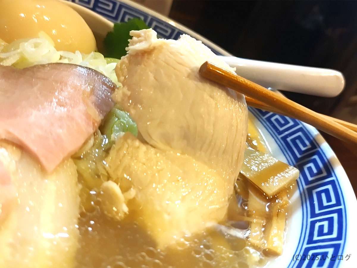 だし廊 仙台南町通り本店の鶏チャーシュー。しっとり柔らかな食感で、淡麗スープとの相性が抜群。