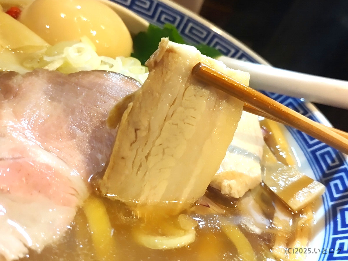 だし廊-DASHIRO 仙台の貝だし塩そばにのる豚バラチャーシュー。脂の甘みがスープの旨みを引き立てる。