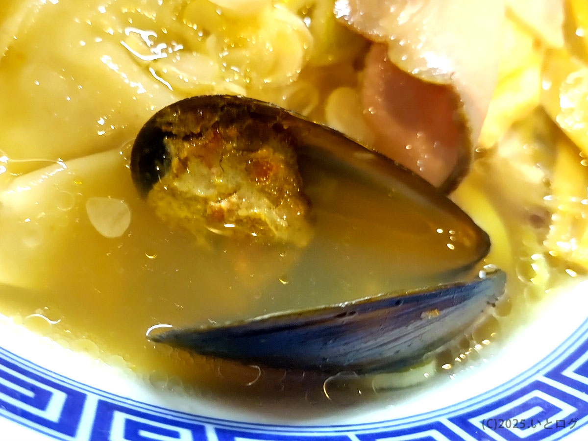 だし廊-DASHIRO 仙台南町通り本店の貝だし塩そばに入るムール貝。スープに深いコクと香りを与える主役のひとつ。