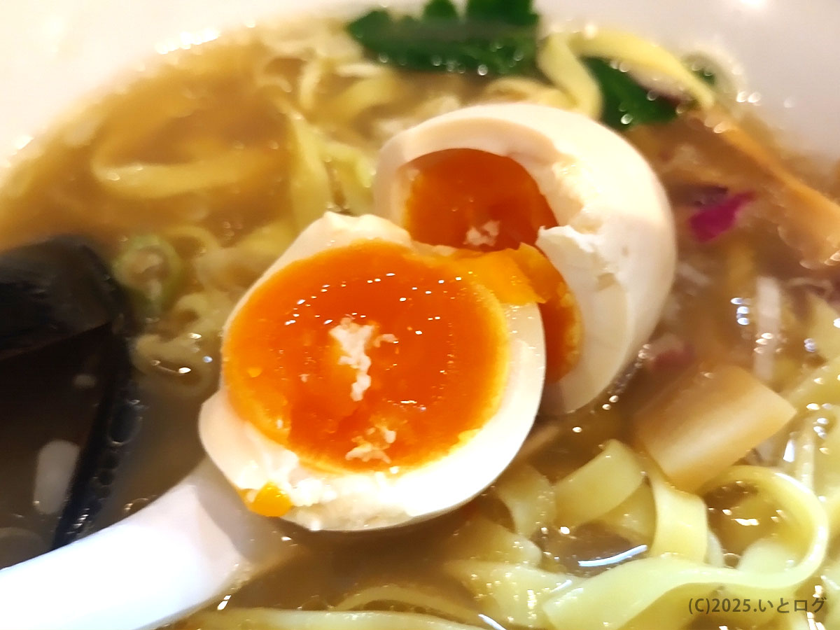 だし廊 仙台南町通り本店『貝だし塩そば』の味玉。とろりとした黄身がスープと一体化し、まろやかな余韻を残す。