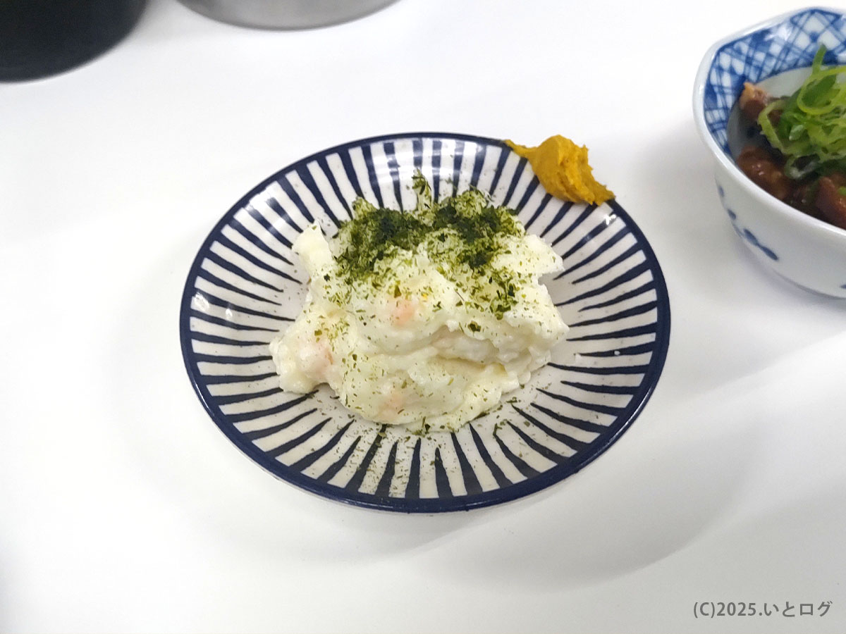 細かく潰したじゃがいもに青のりがたっぷり振られたポテトサラダ。『丸昌 仙台 メニュー』の中でも、さっぱりと箸休めになる酒場らしい一品