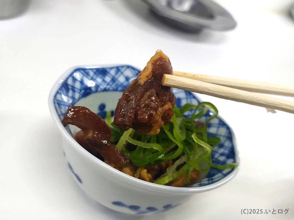 クのあるタレがからんだもつ煮に刻みネギをのせた小鉢。濃い味でお酒が進む、『丸昌 仙台 おすすめ メニュー』のひとつといえる定番おつまみ