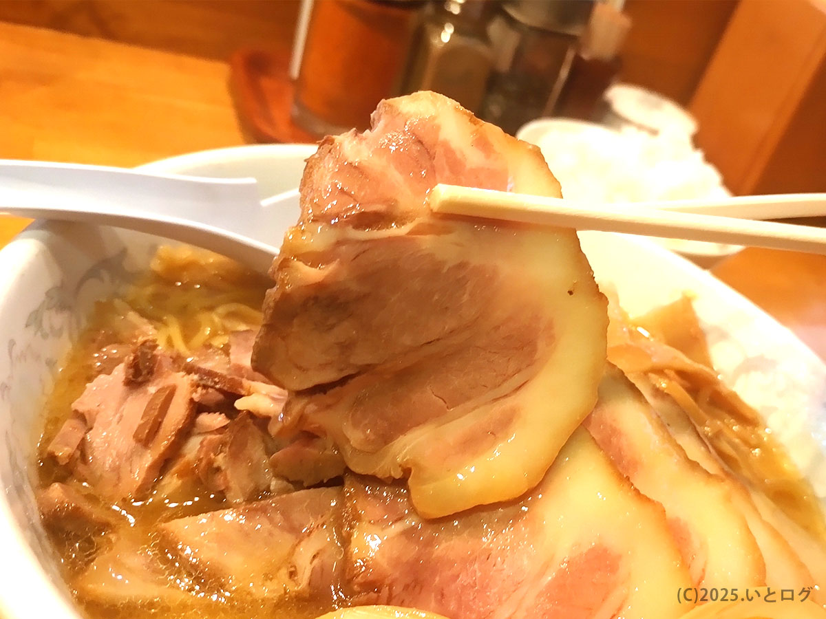さっぽろ純連 仙台店の味噌ラーメンの大ぶりチャーシュー。脂がとろける食感で、濃厚スープとの相性が抜群。