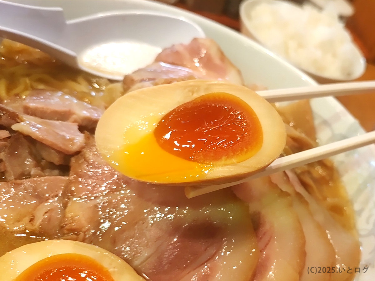 純連 仙台の味噌ラーメンにのる味玉をアップで撮影。濃いめのタレが染みた半熟の黄身が特徴。