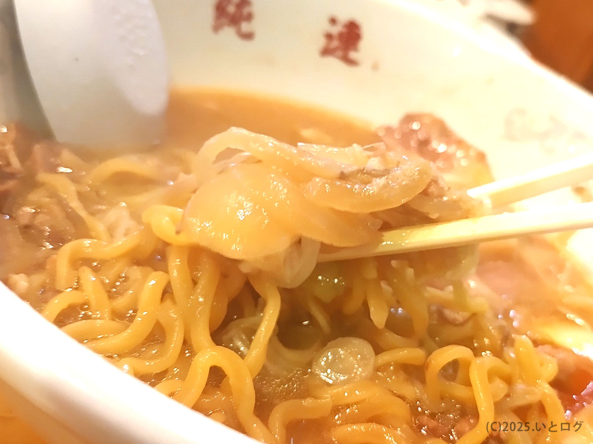 さっぽろ純連 仙台店のみそラーメンのもやしと具材を箸で持ち上げたシーン。香ばしい炒め野菜の旨みが伝わる一枚。