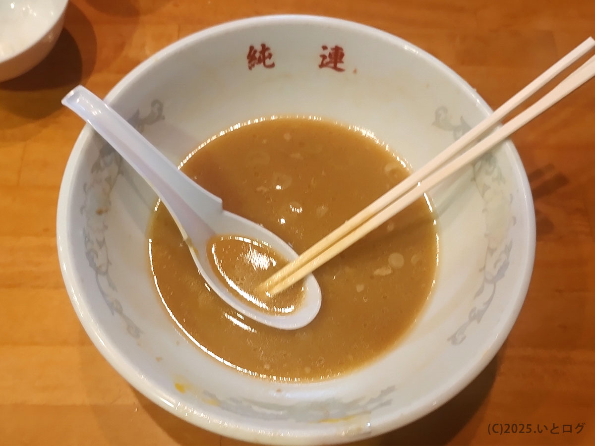 さっぽろ純連 仙台の丼に残った味噌スープ。濃厚で最後まで熱々のスープが印象的。