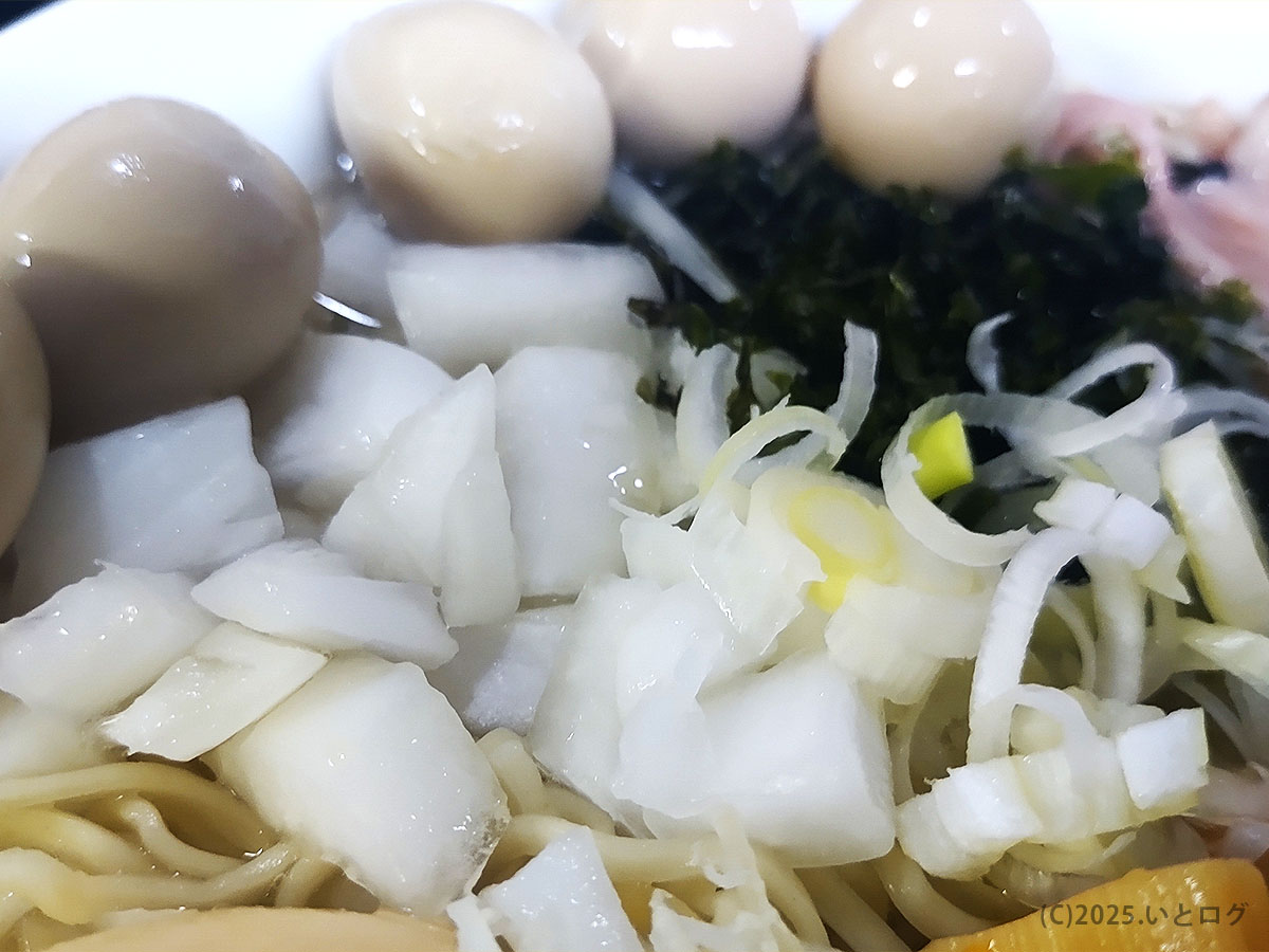 刻み玉ねぎ・白ネギ・青のり・うずら卵がぎっしり。無料コールで調整できる“太宰本店 メニュー”らしいトッピング群。