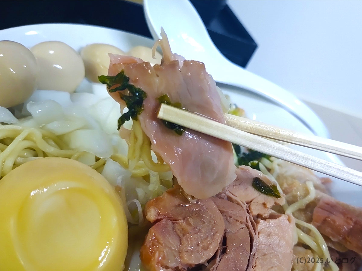 低温調理風の赤身チャーシューと青のりを一緒にリフト。山梨ラーメンシーンの新定番として注目される彩り。