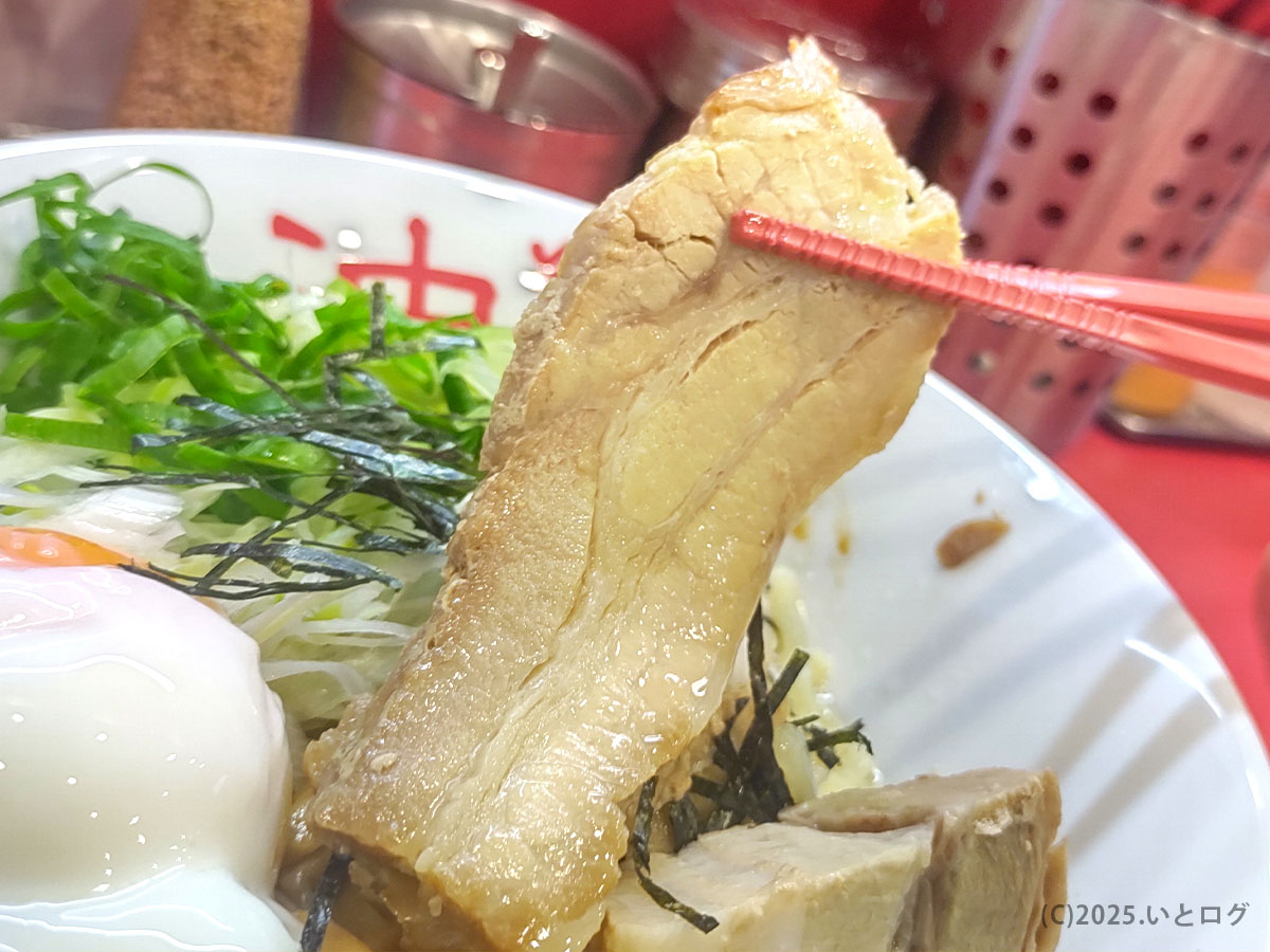 ホロホロに煮込まれたロングチャーシュー。表面に染みたタレの艶が食欲をそそる―麺珍亭 甲府の名物トッピング。