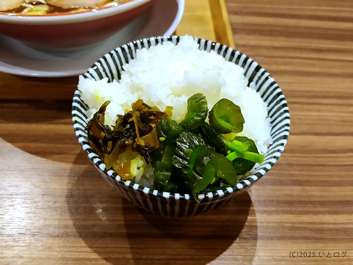 高菜とキュウリ漬けを添えた小鉢ごはん。甲斐市 つけ麺好きにも嬉しいご飯セットで味変の幅を広げる。