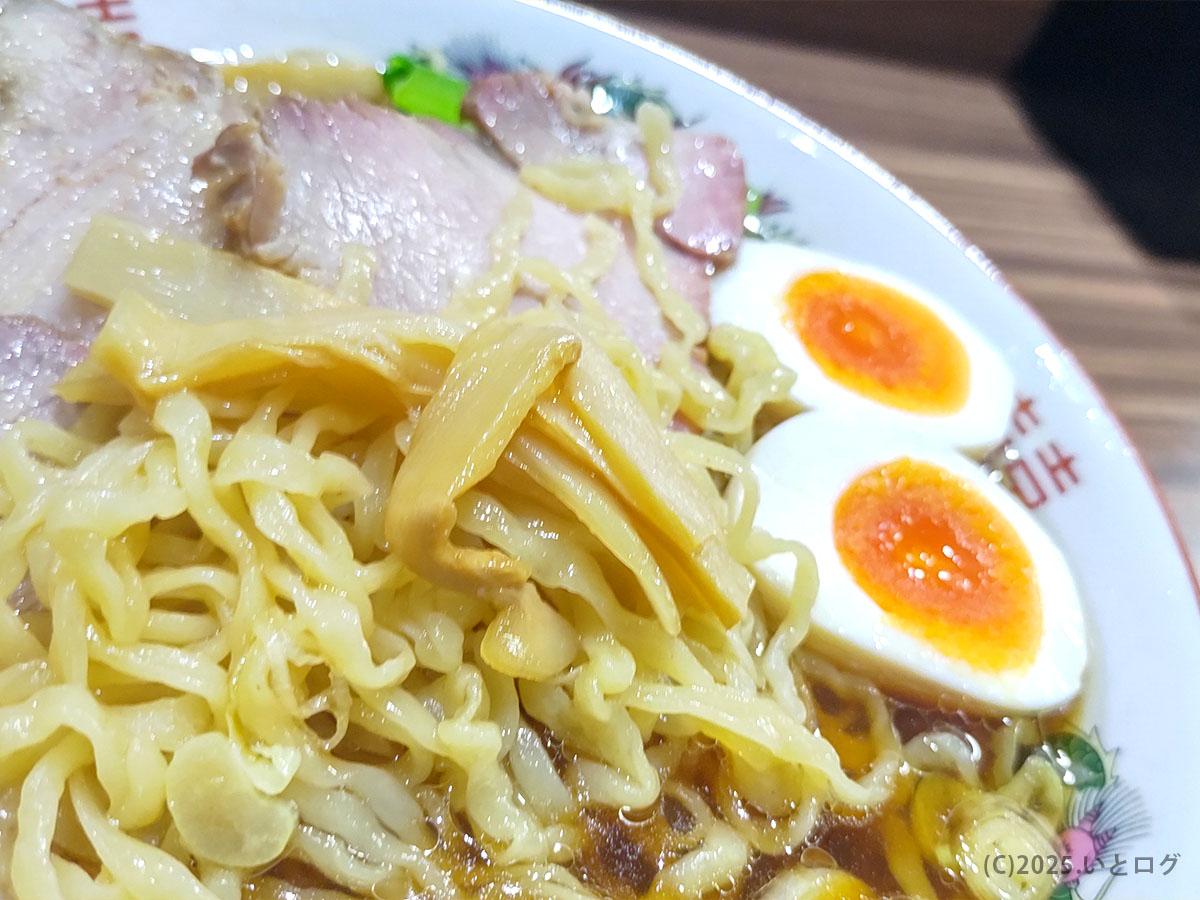 コリコリのメンマと半熟味玉が主役。山梨 ラーメンの定番トッピングをクローズアップして食感を訴求。