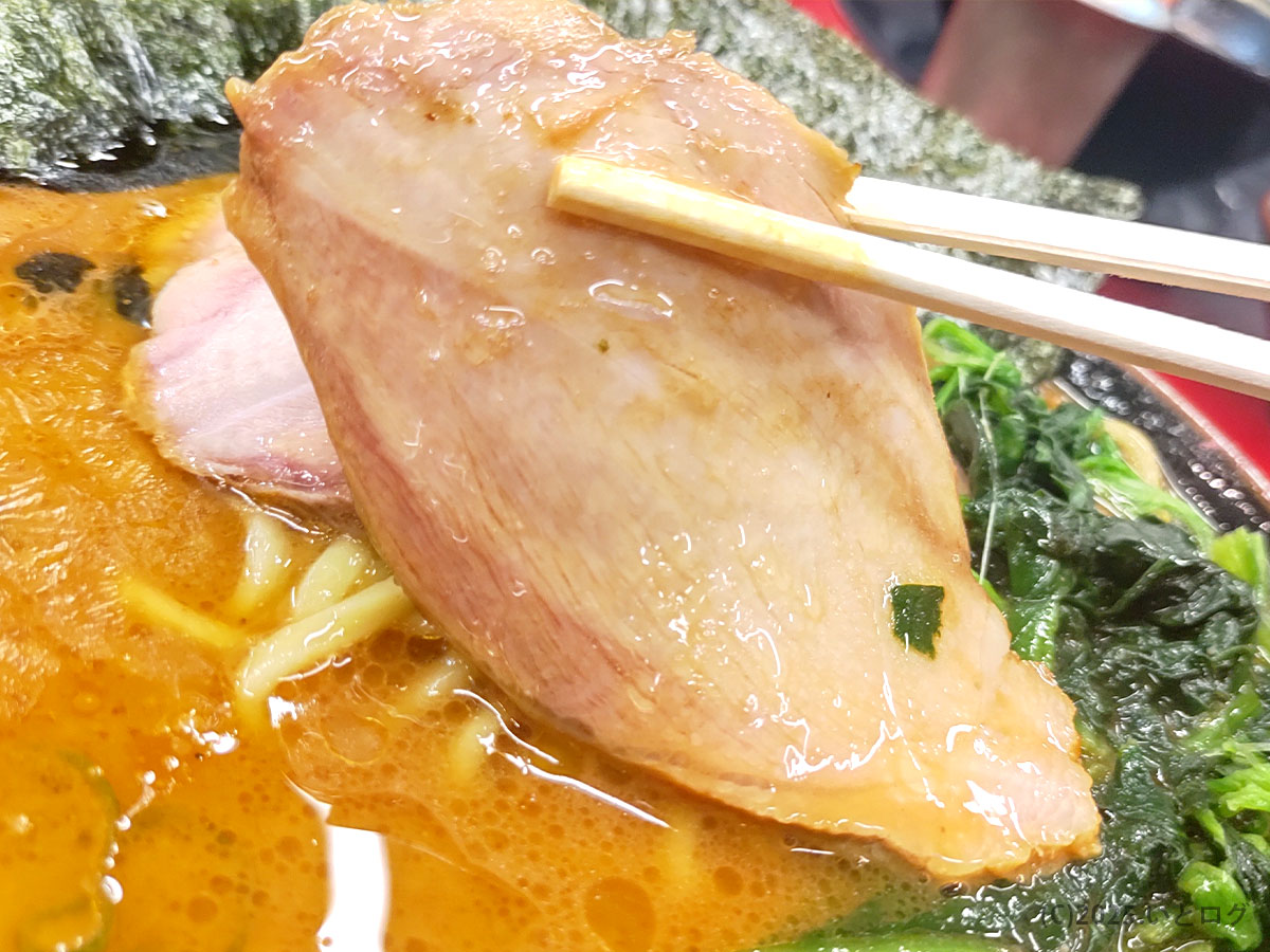 IEKEI TOKYO(秋葉原・千代田区)の王道家直系ラーメン。箸で持ち上げたチャーシューがスープに艶やかに映え、直系ならではの濃厚な味わいを想像させる一枚。