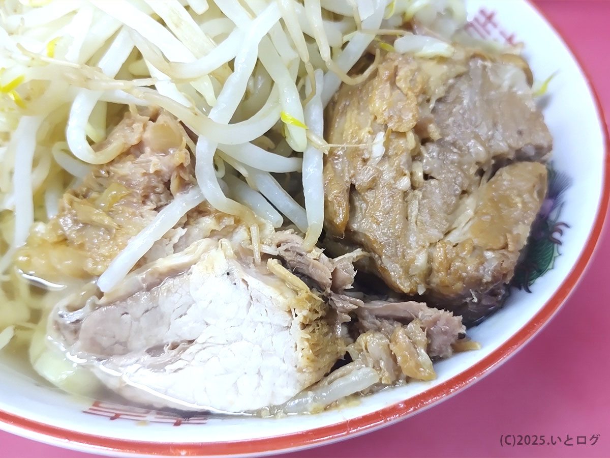 ラーメン二郎 小岩店の豚とヤサイのアップ。小岩二郎の柔らかい豚、しっかり盛られたヤサイがわかる写真で、コールの参考にもなる一枚。