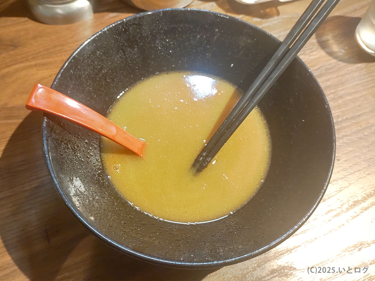 輝道家 水道橋店で食後にスープだけ残った丼。濃厚で余韻の残る家系スープの特徴がわかる。