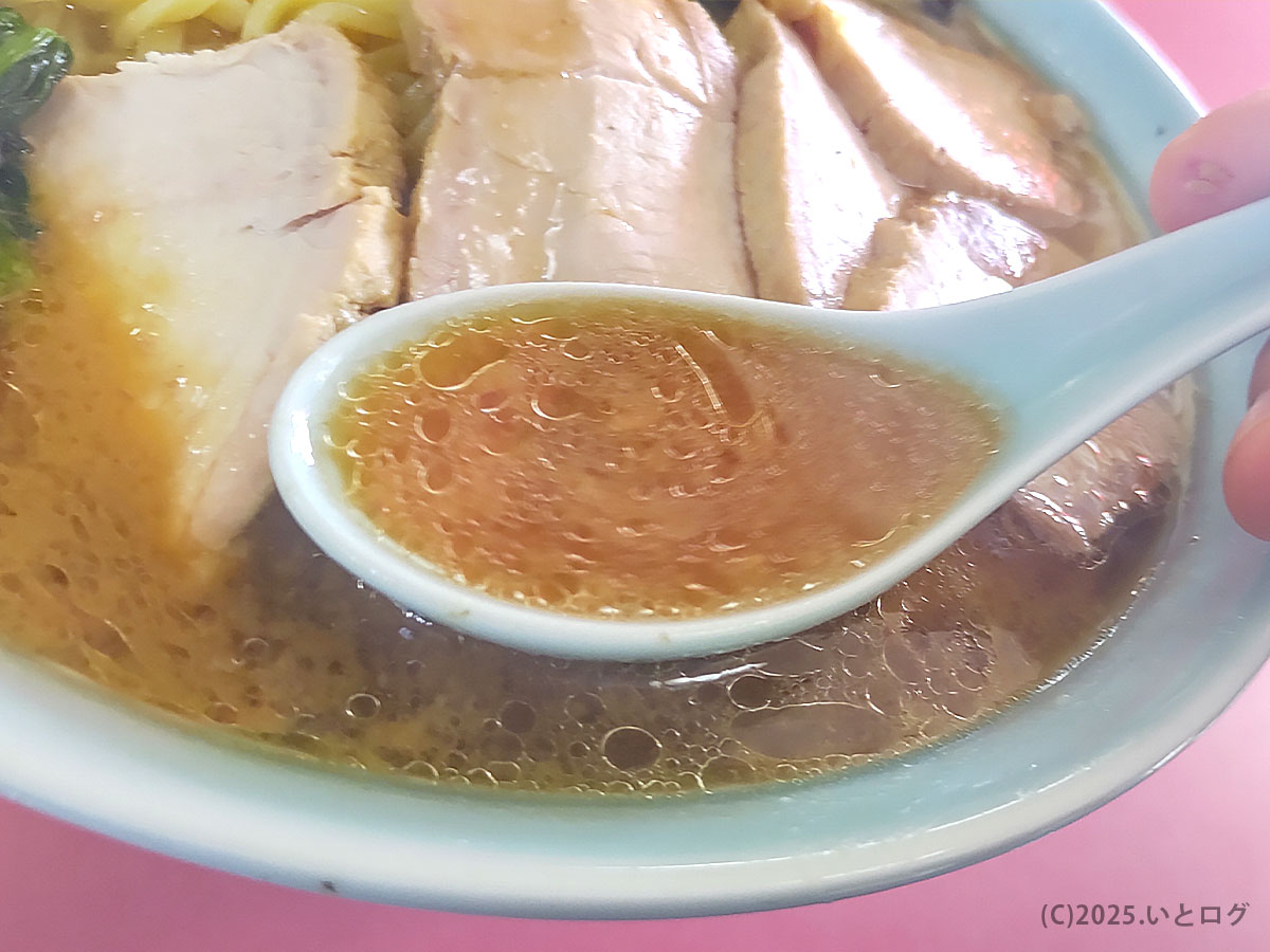 家系ラーメンの人気店「沼津家(静岡県沼津市)」の醤油豚骨スープをレンゲですくった様子。浮く旨味油が特徴で、沼津家メニューの中でもバランス型。沼津家 ラーメンのレビュー要素として、黒塩ラーメンや吉村家系との違いも語られることが多い。