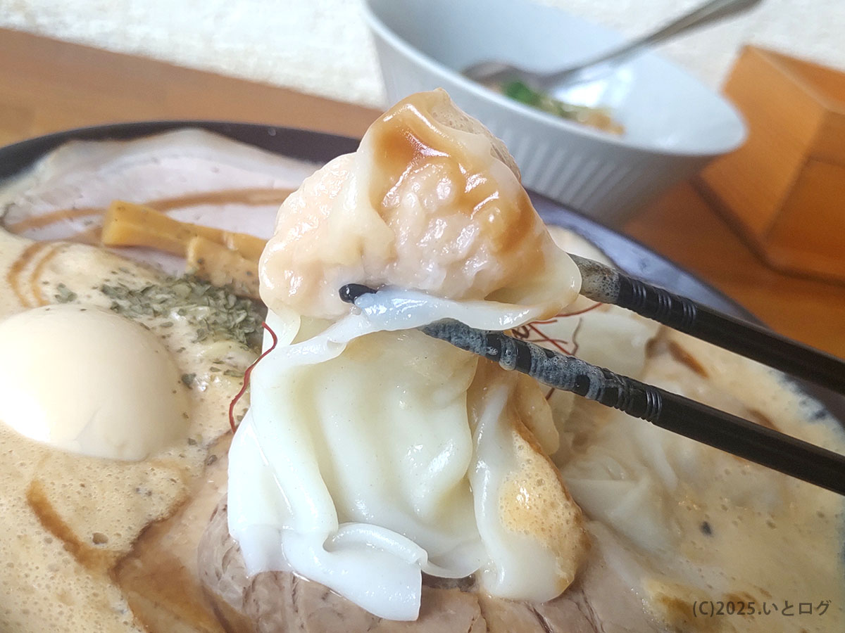 おすすめトッピング『雲吞(わんたん)』を箸でリフトアップ。つるんとした皮の中に肉餡たっぷり。