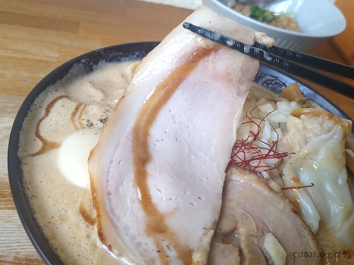大判レアチャーシューが丼を覆う迫力カット。脂身と赤身のグラデーションが美しい。