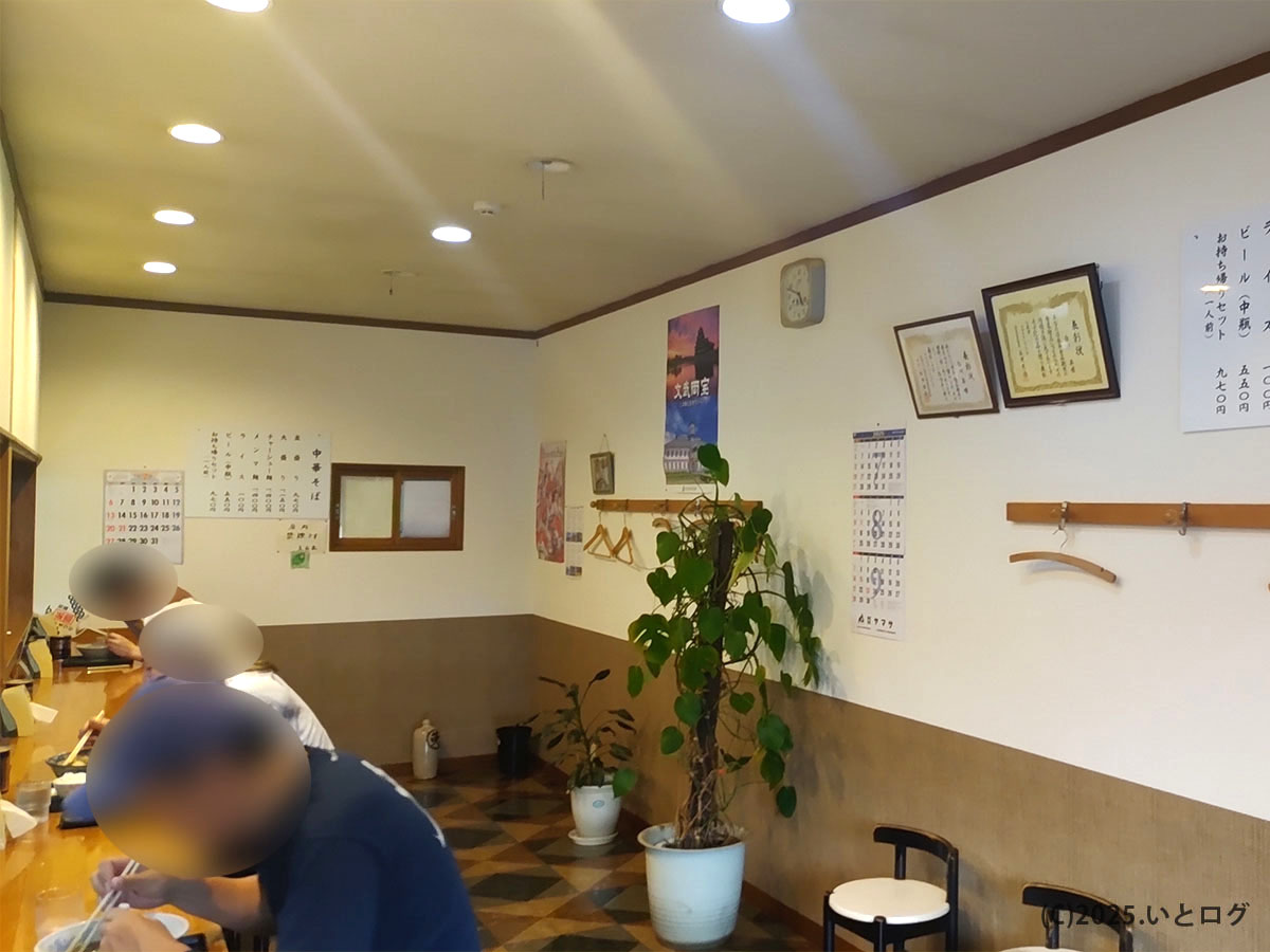 大石家 塩尻店の店内カウンター席。落ち着いた昭和レトロな雰囲気で、塩尻の人気ラーメン店らしい温かみのある空間。地元客が多く訪れる老舗の佇まい。