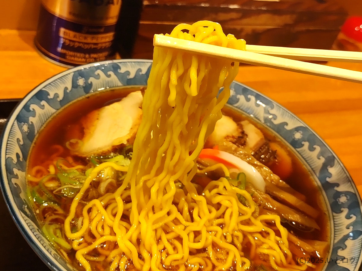 大石家 塩尻店の麺リフト。黄色い縮れ麺が醤油スープをよく持ち上げ、塩尻で人気の中華そばらしいクラシックなスタイルを表現している。