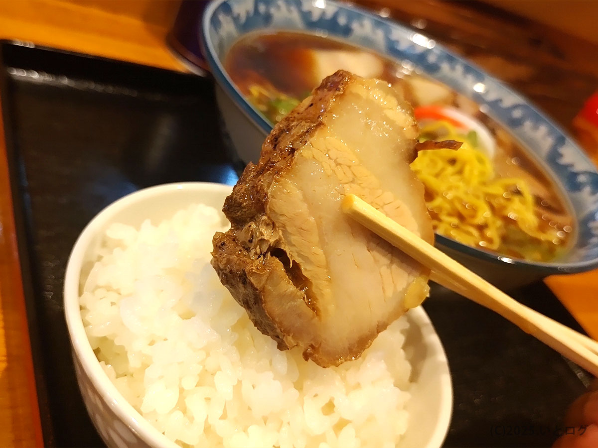 大石家 塩尻店の厚切りチャーシューをご飯にのせた一枚。香ばしい焼き目と脂身の旨みが特徴で、大石家チャーシュー麺でも人気の具材。