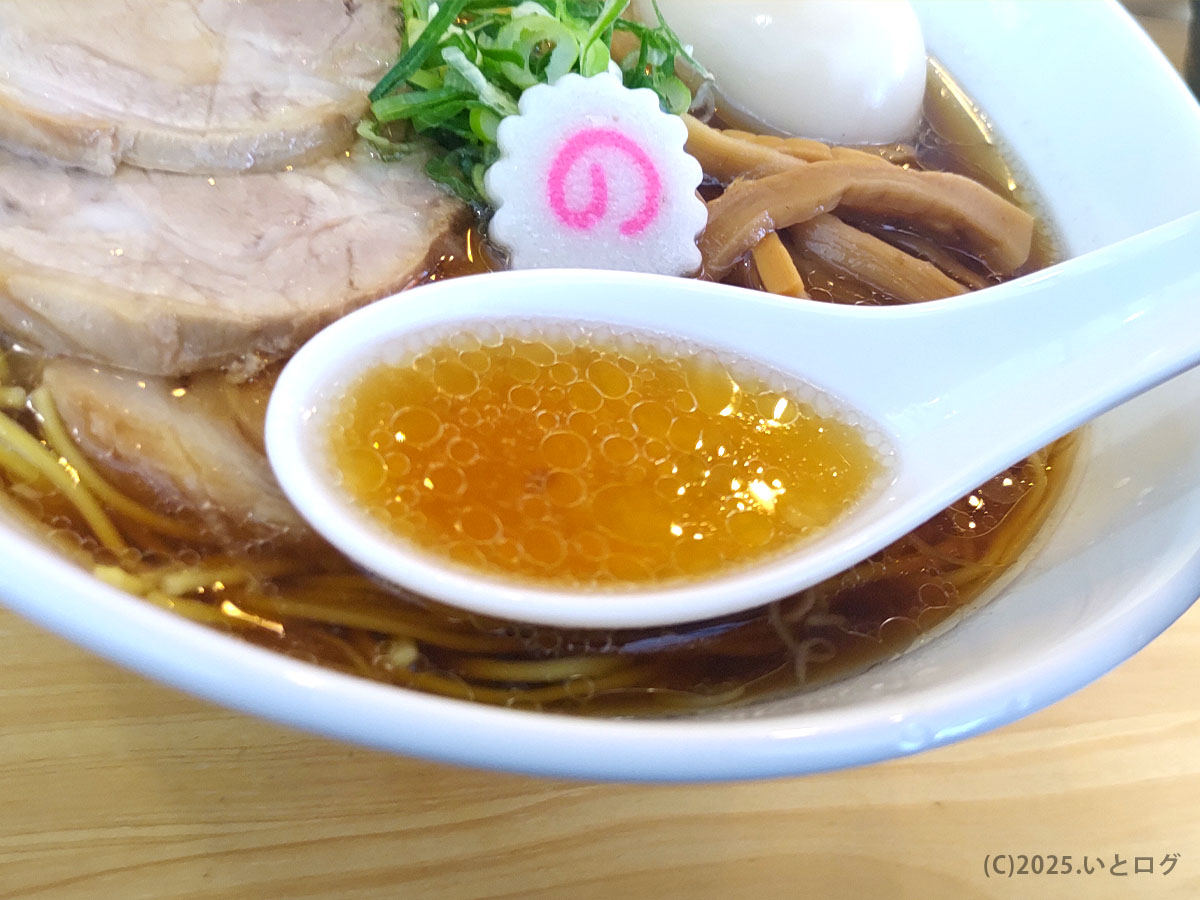琥珀色のスープをレンゲでひとすくい—「日本一まずいラーメン 山梨」の噂を覆す繊細な清湯の輝き。