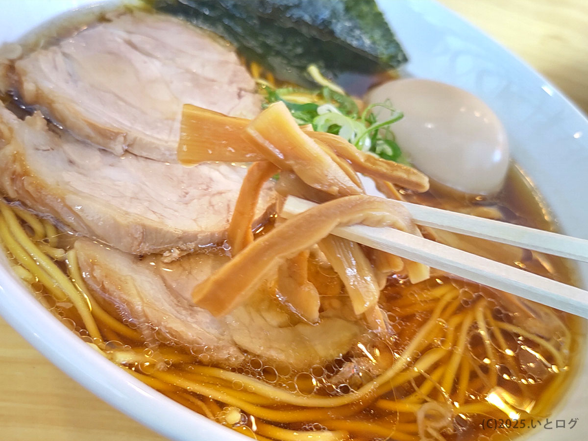 シャキシャキのメンマを箸でつまみ上げる一瞬。麺とチャーシューの合間に時々恋しくなる香り高いアクセント。