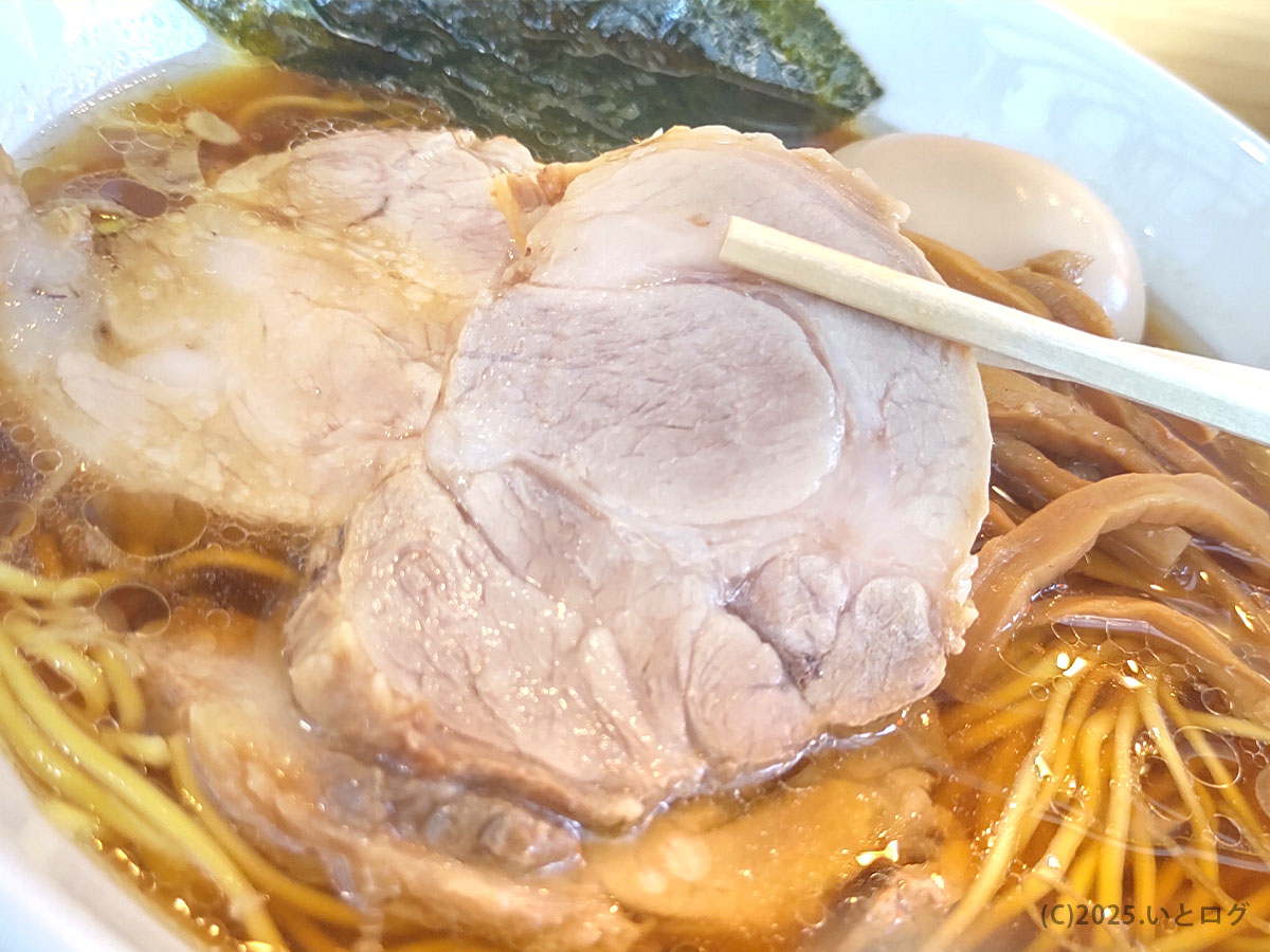 丼の半分を覆う厚切りチャーシュー—時々、肉で埋め尽くしたくなる「屋台らぁ麺 とき々」の映えトッピング。
