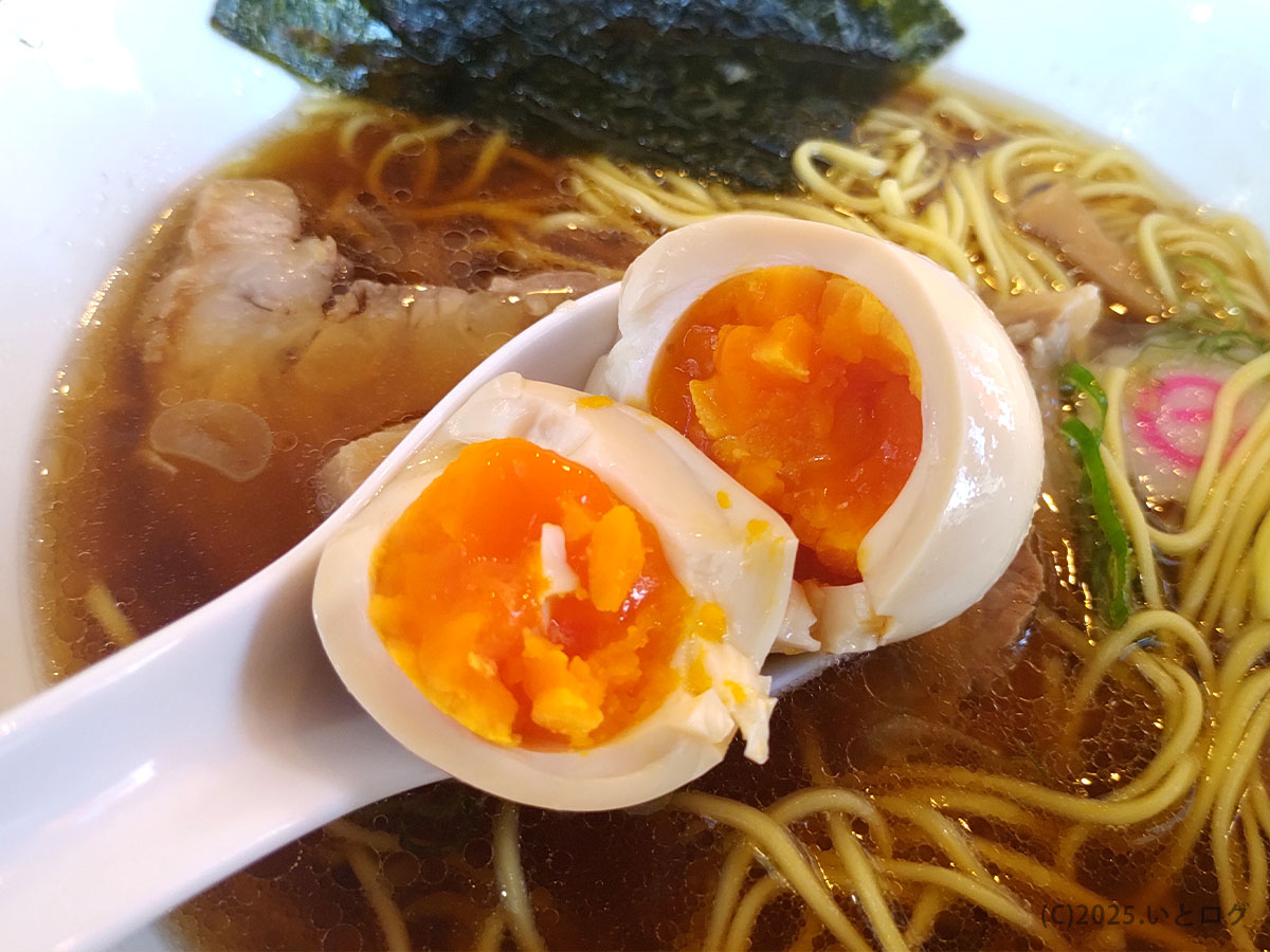 オレンジ色の黄身がとろりと光る味玉。山梨ラーメンランキング入りを狙う一杯の決め手。