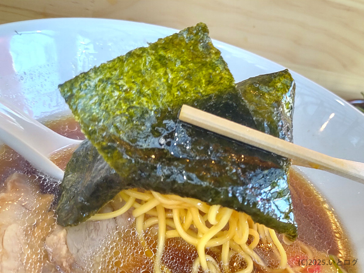 醤油清湯をまとった海苔を箸でひらり。「ラーメン食べたでしょ」と香りで証明したくなる瞬間。