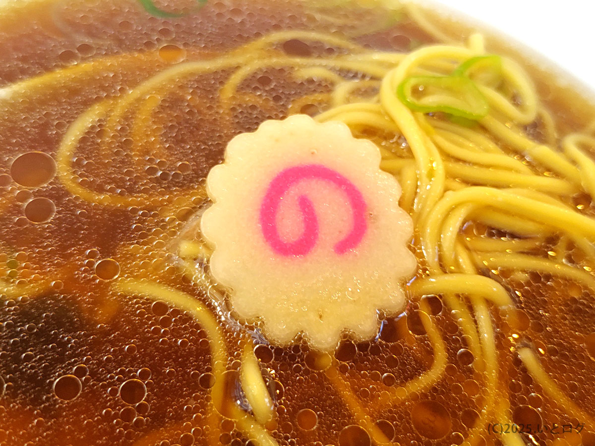 つやめくスープに浮かぶピンクのナルト—ときどき写真映えを狙うなら外せないワンポイント。