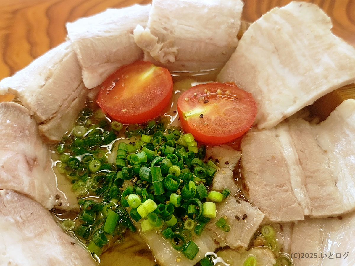 やまなし源水ラーメンの淡いスープに豚バラチャーシューとミニトマトが彩る木桶盛り