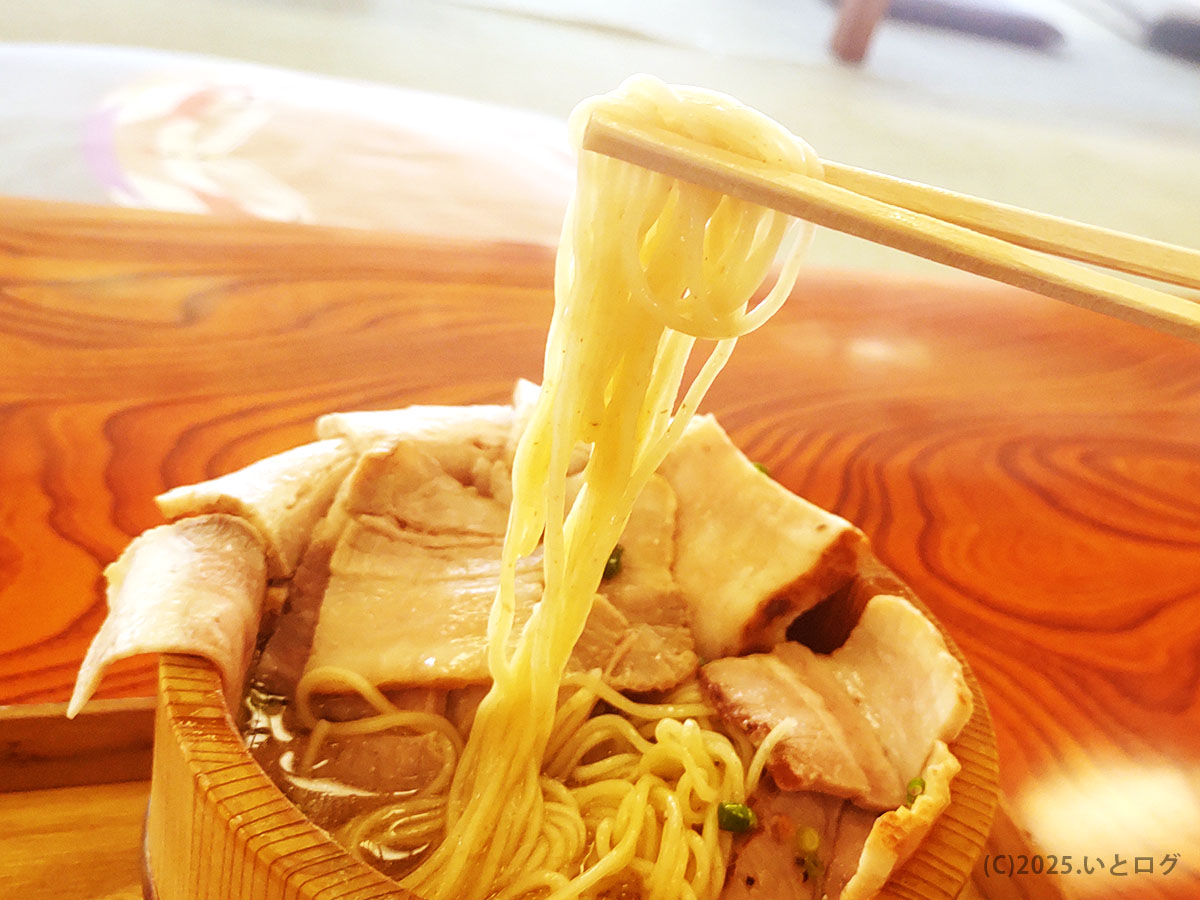 山梨 ラーメン ご当地の細麺を箸で持ち上げる瞬間、桶から立つ湯気が食欲をそそる