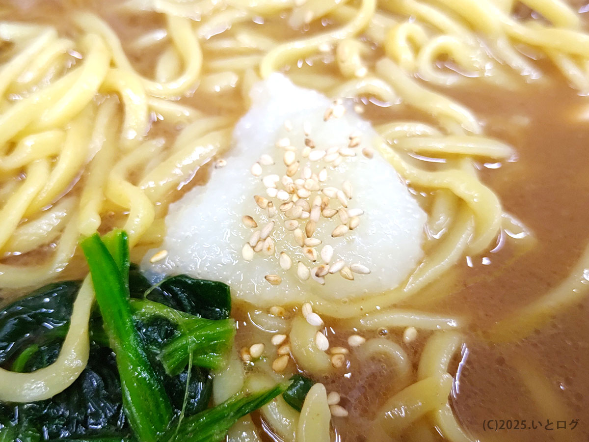 武道家 口(くにがまえ)国分寺の家系ラーメンにおろし生姜と白胡麻を加えた様子。濃厚スープに生姜を溶かすと風味が変化し、武道家系家系ラーメンならではの味変として人気。