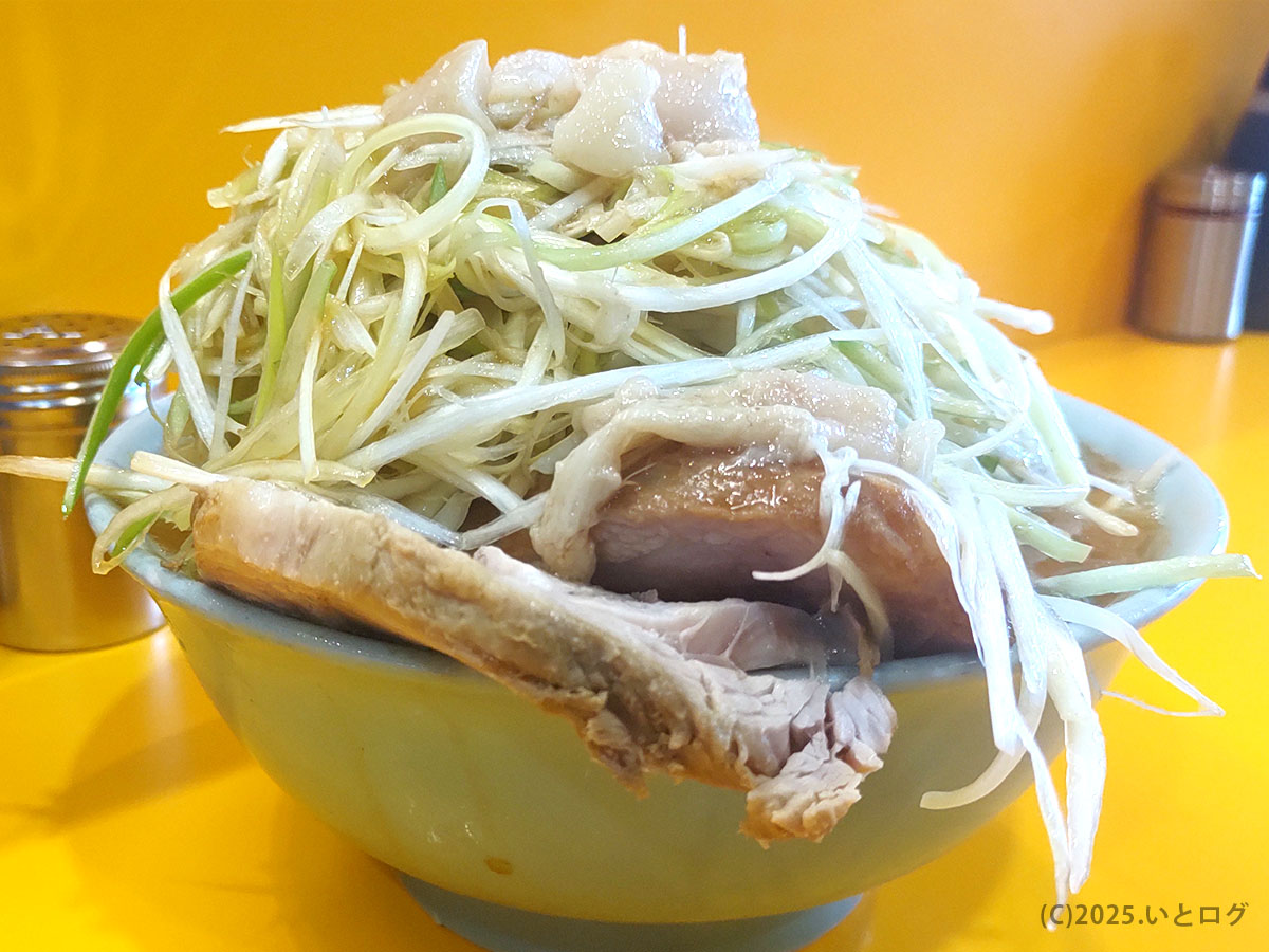 ラーメン二郎 八王子野猿街道店2のラーメン。山盛りの野菜と大きな豚が特徴の一杯